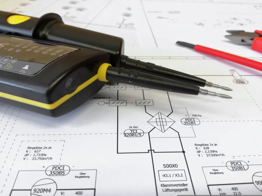 Contrôle d'installation électrique avec appareil de mesure